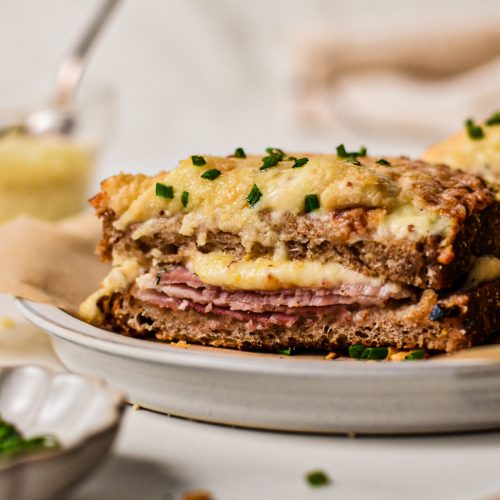 Side view of the croque monsieur to see the layers inside.
